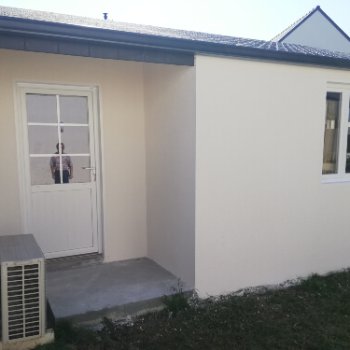 Annexe de jardin en béton enduit 1 pente avec auvent